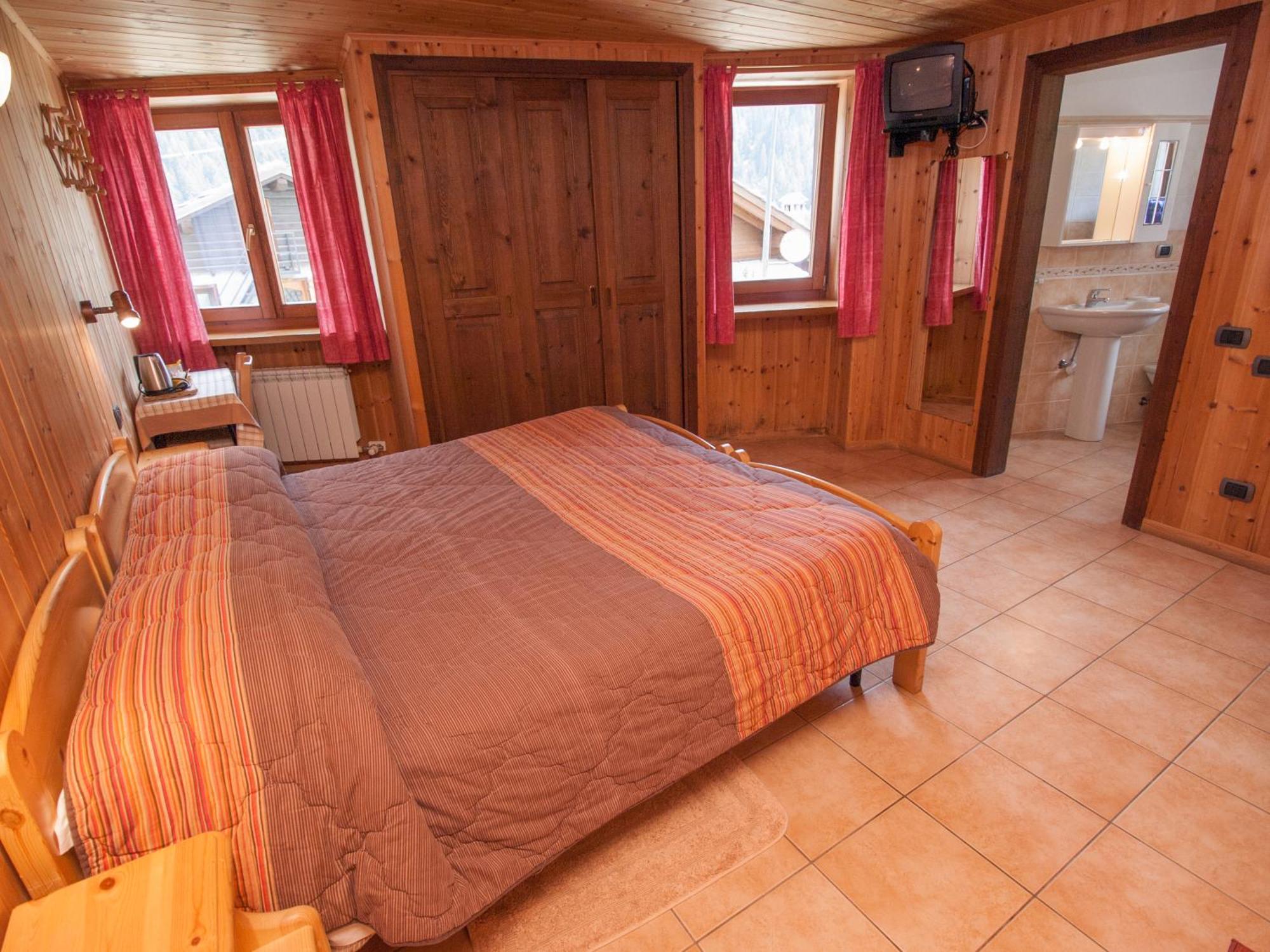 Le Vieux Rascard Chambres D'Hotes Champoluc Pokoj fotografie